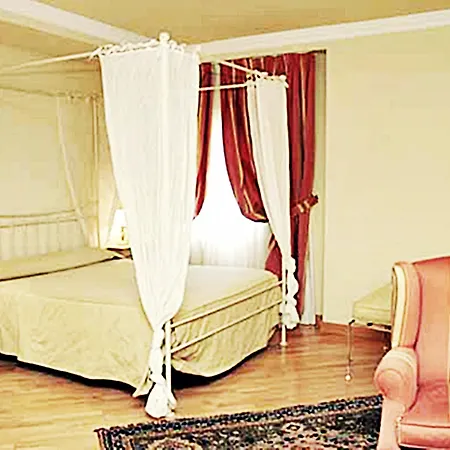 Silken De La Guardia