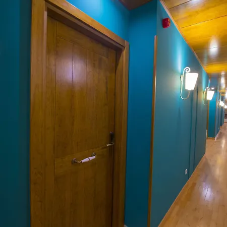 Silken De La Guardia