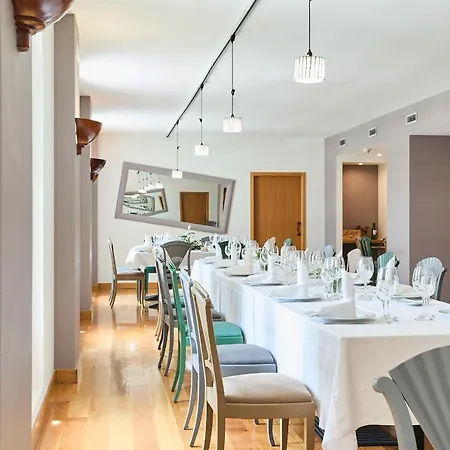 Silken De La Guardia