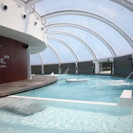 Silken De La Guardia