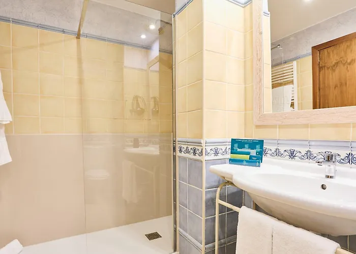 Silken De La Guardia