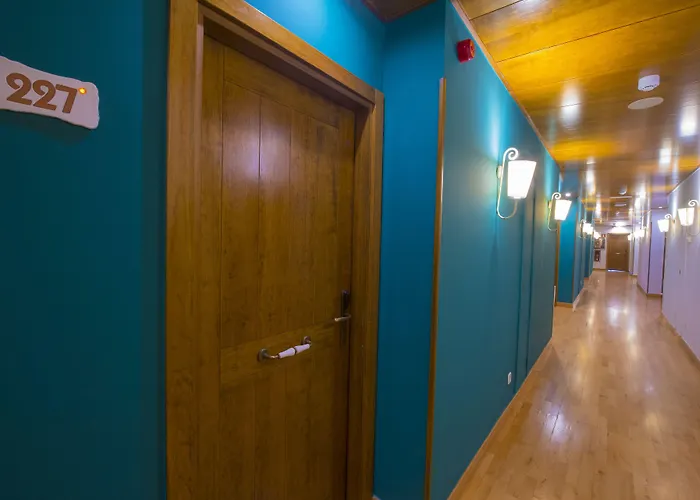 Silken De La Guardia